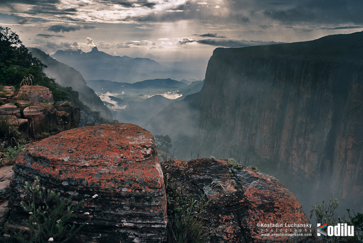 Fenda do Bimbe (Humpata, Lubango, Huíla, Angola) Fenda do Bimbe - © Kostadin Luchansky | Angola Image Bank | www.angolaimagebank.com